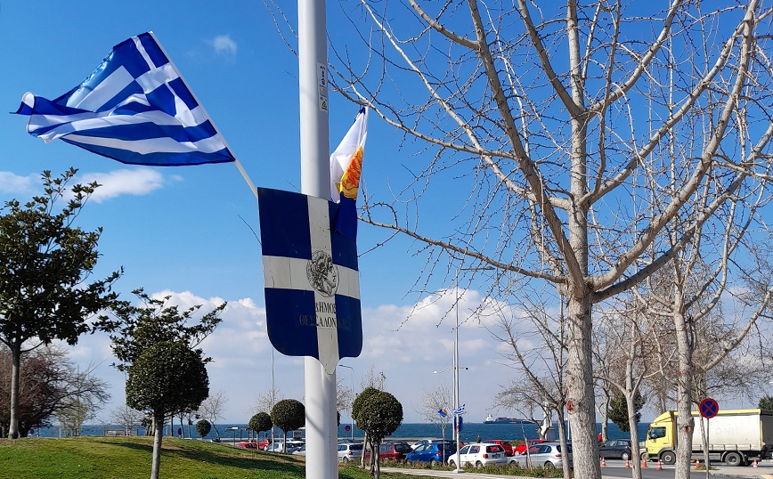 Γέμισε γαλανόλευκες η Θεσσαλονίκη: 300 σημεία στολίζονται για την 25η Μαρτίου