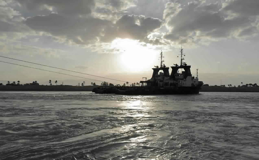 Διώρυγα του Σουέζ: Ένας νεκρός από τη σύγκρουση ρυμουλκού σκάφους με δεξαμενόπλοιο