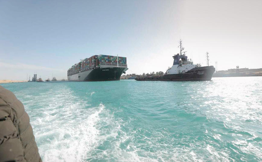 Κατά 42% μειώθηκε η κίνηση εμπορικών πλοίων μέσω της Διώρυγας του Σουέζ λόγω της επιθέσεις των Χούθι στην Ερυθρά Θάλασσα