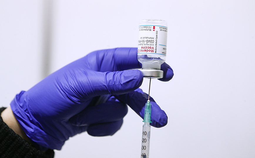 Αξιωματούχος EMA: Να σταματήσει η χορήγηση εμβολίων AstraZeneca και στους άνω των 60 ετών
