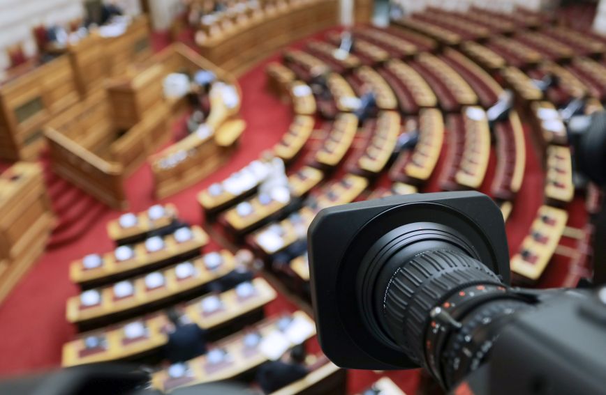 Ασφαλιστική μεταρρύθμιση: Σε υψηλούς τόνους η συζήτηση στη Βουλή