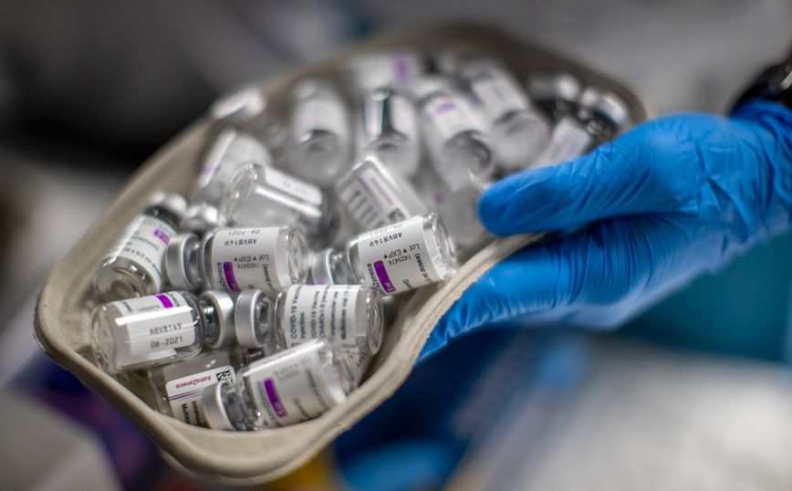 Pfizer και AstraZeneca: Η αποτελεσματικά των δύο εμβολίων για τις ομάδες υψηλού κινδύνου
