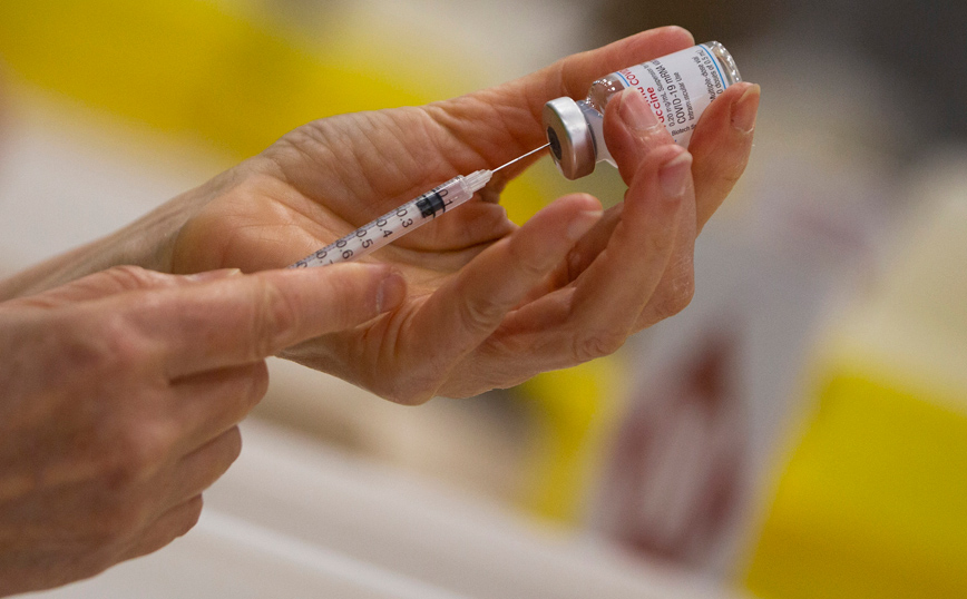Εμβόλιο AstraZeneca: «Όχι» της Επιτροπής στους εμβολιασμούς των κάτω των 60 ετών