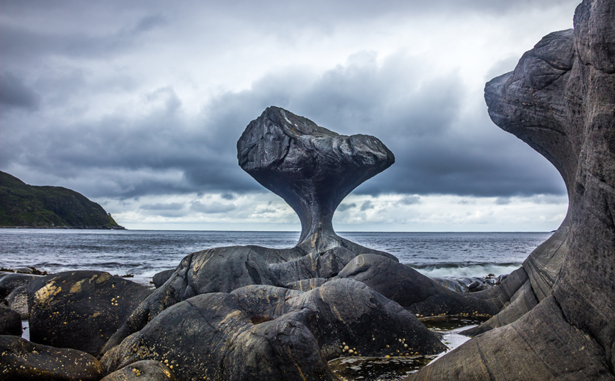 Ο συγκλονιστικός βράχος στη Νορβηγία που μοιάζει με μανιτάρι