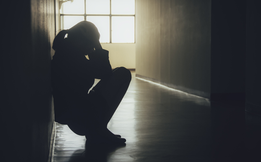 Πρωτοφανής υπόθεση στον Πειραιά: 20χρονη κατήγγειλε ότι της επιτέθηκε σεξουαλικά η αδερφή της