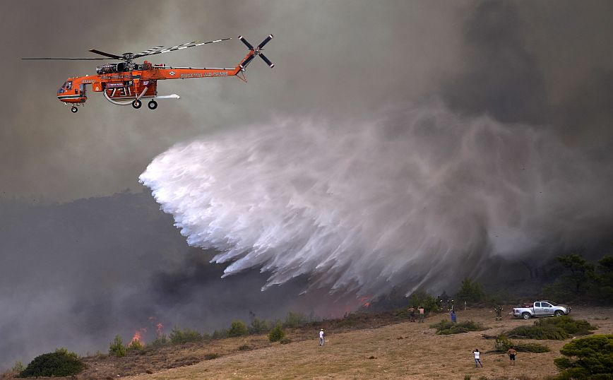 Φωτιά στο Δίστομο: «Κύκλωσαν» την πυρκαγιά &#8211; Σε δύο μέτωπα η μάχη με τις φλόγες