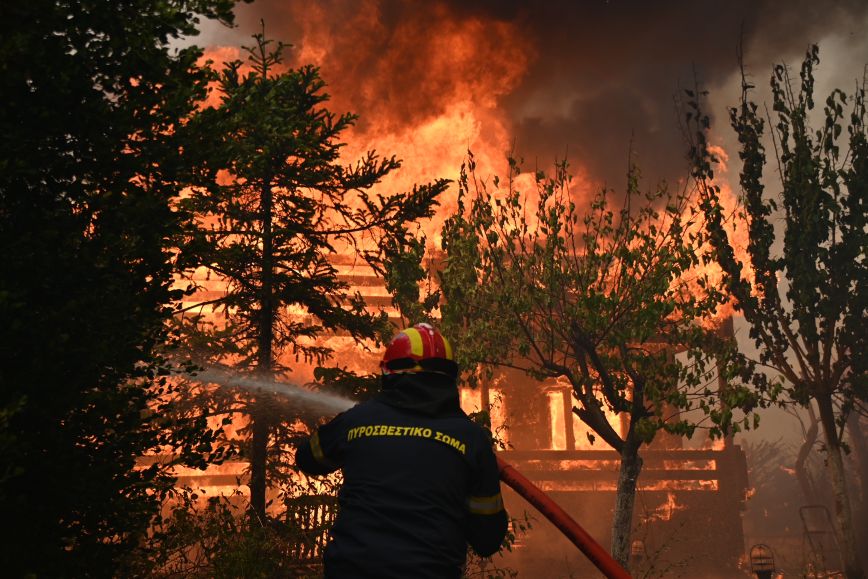 Αναζωπυρώσεις σε Λακωνία και Ρόδο – 52 νέες φωτιές την Παρασκευή