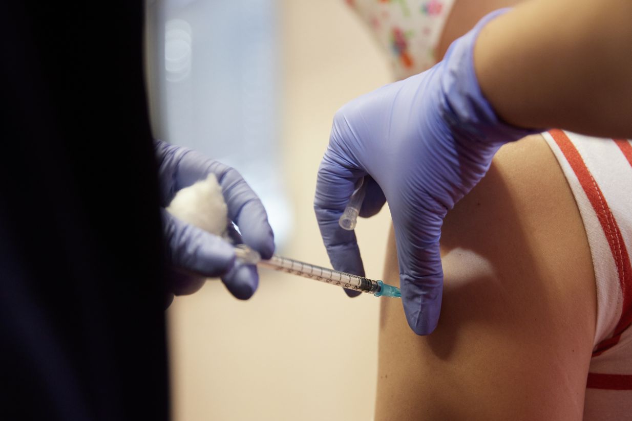 Κορονοϊός &#8211; Σουηδία: Σταματούν οι εμβολιασμοί των εφήβων