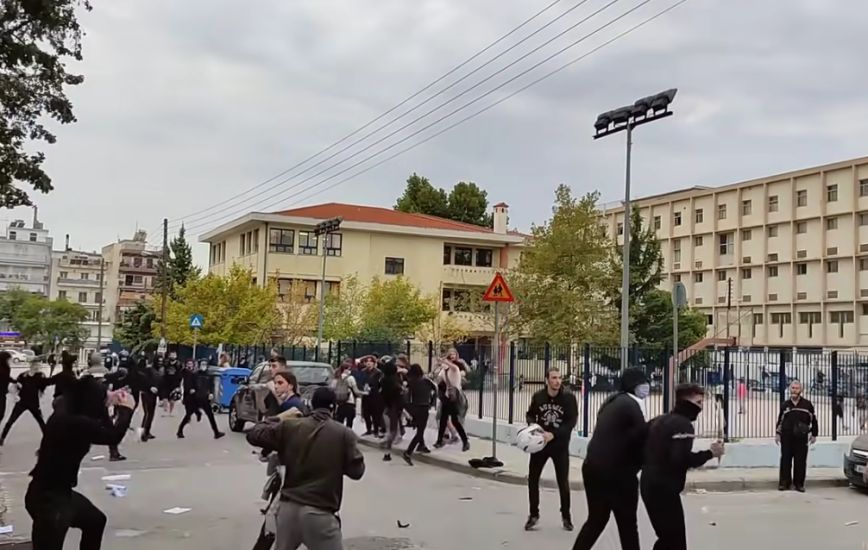 Επεισόδια στη Σταυρούπολη: Η αστυνομία ερευνά αν οι κρανοφόροι ήταν μαθητές &#8211; Για ακροδεξιούς κάνουν λόγο οι φοιτητές
