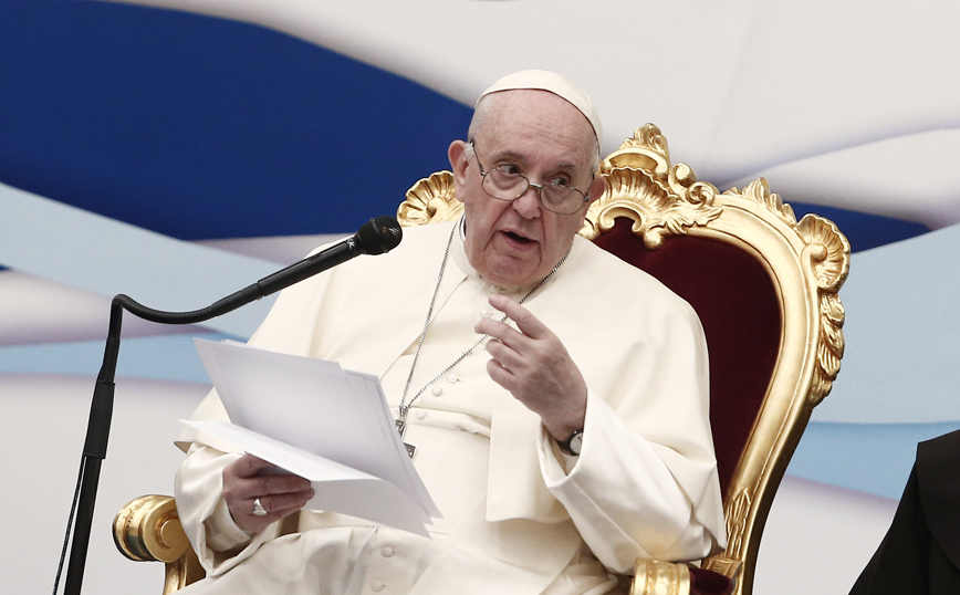 «Δεν αντιδρά κάνεις αν ευλογήσω έναν επιχειρηματία που εκμεταλλεύεται τον κόσμο, αλλά αντιδρούν για έναν ομοφυλόφιλο», δήλωσε ο πάπας Φραγκίσκος