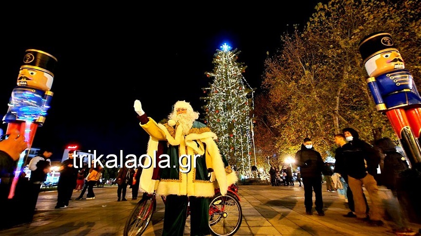 Τρίκαλα: Φωταγωγήθηκε το Χριστουγεννιάτικο δέντρο απ’ τον Αη Βασίλη