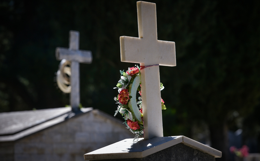 «Μουδιασμένο» το χωριό της Ηλείας από τον θάνατο 27χρονου που «έσβησε» πλάι στον τάφο του πατέρα του &#8211; Ο δύσκολος χωρισμός