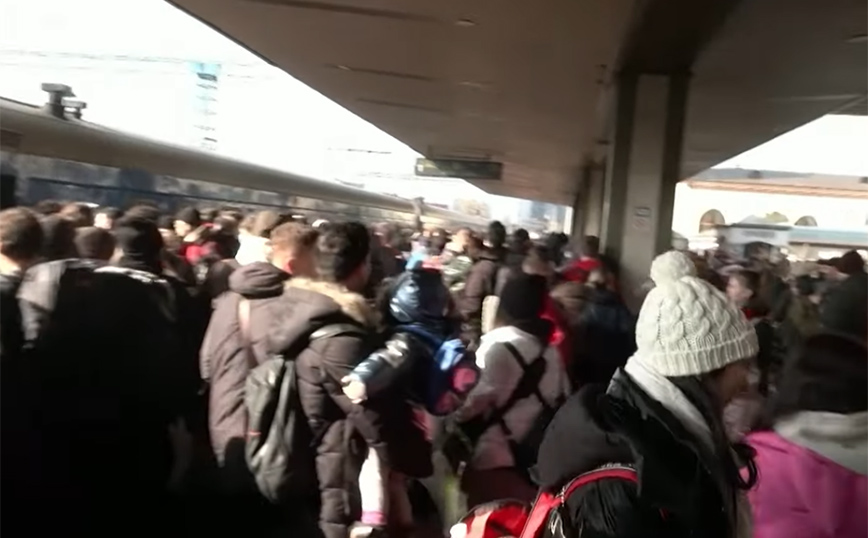 Ουκρανία: Χιλιάδες στριμώχνονται στα τρένα εκκένωσης στο Κίεβο &#8211; Προειδοποιητικά πυρά για να μην ποδοπατηθούν