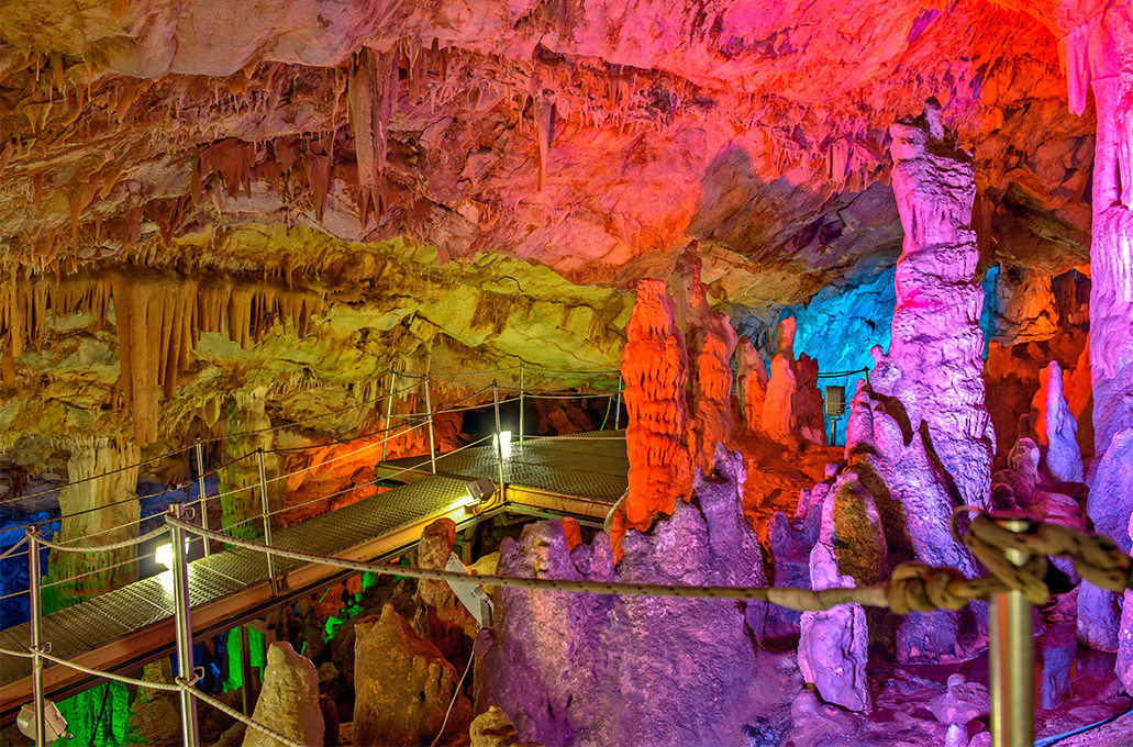 Σπήλαιο Σφενδόνη: Ένα από τα πιο εντυπωσιακά σπήλαια της χώρας