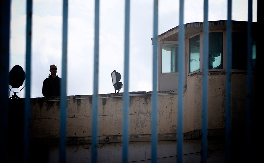 Ναρκωτικά, κινητά και ένα μαχαίρι βρέθηκαν σε έφοδο στις φυλακές Κορυδαλλού