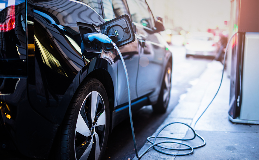 Αυτοκίνητα: Τα ηλεκτρονικά καύσιμα θα εκπέμπουν πέντε φορές πάνω CO2 από τα ηλεκτρικά