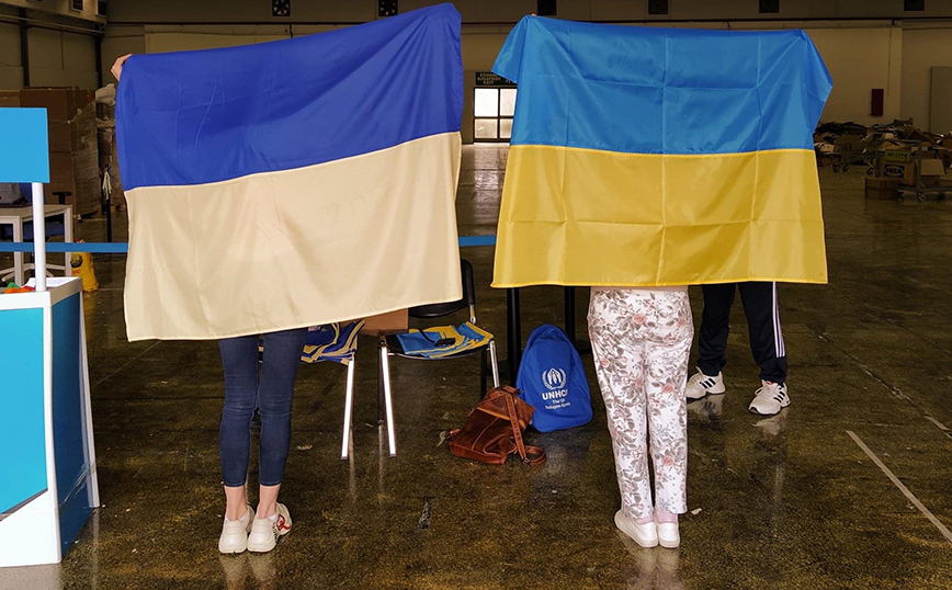 Θεσσαλονίκη: Εθελόντριες μοδίστρες έραψαν και παρέδωσαν ουκρανικές σημαίες