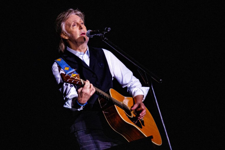 Paul McCartney: Mοιράζεται τις ιστορίες πίσω από τα πιο γνωστά τραγούδια του