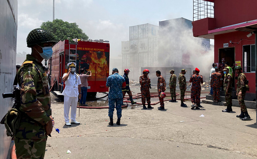 Τραγωδία στο Μπαγκλαντές: Τουλάχιστον 46 νεκροί από την πυρκαγιά που ξέσπασε σε επταώροφο κτίριο στην Ντάκα
