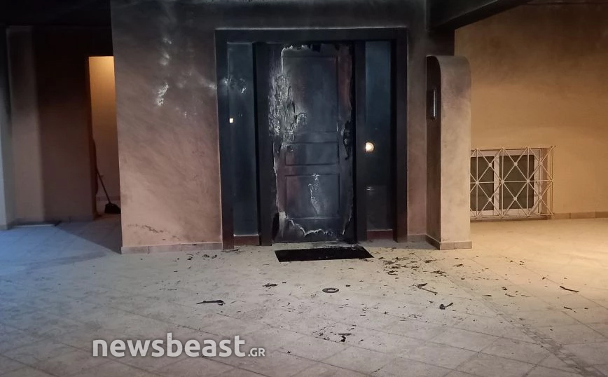 Άρης Πορτοσάλτε: Έκρηξη εμπρηστικού μηχανισμού στην είσοδο της πολυκατοικίας όπου μένει ο δημοσιογράφος του ΣΚΑΪ