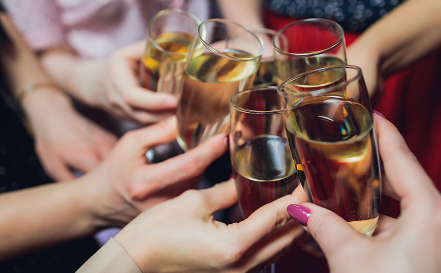Αλκοολούχα ποτά: 1,75 δισ. ευρώ συνεισέφεραν στο ΑΕΠ το 2021 &#8211; Στήριξαν 61.000 θέσεις εργασίας