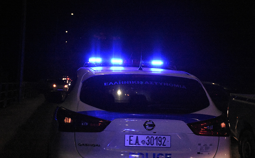 Επίθεση με πέτρες σε αστυνομικούς έξω από τον σταθμό ΗΣΑΠ στα Πετράλωνα