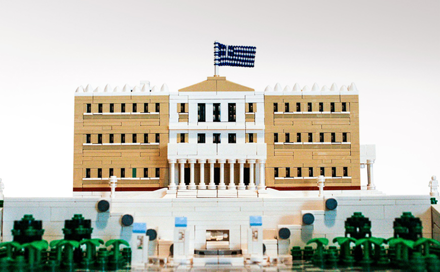 Θεσσαλονίκη: Έφτιαξε το κτίριο της Βουλής των Ελλήνων με περίπου 5.000 lego – Δείτε φωτογραφίες