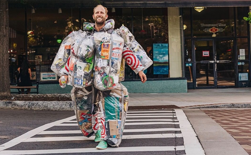Περιβαλλοντικός ακτιβιστής φόρεσε τα ενός μηνός απορρίμματά του στο πλαίσιο της καμπάνιας «Trash Me»