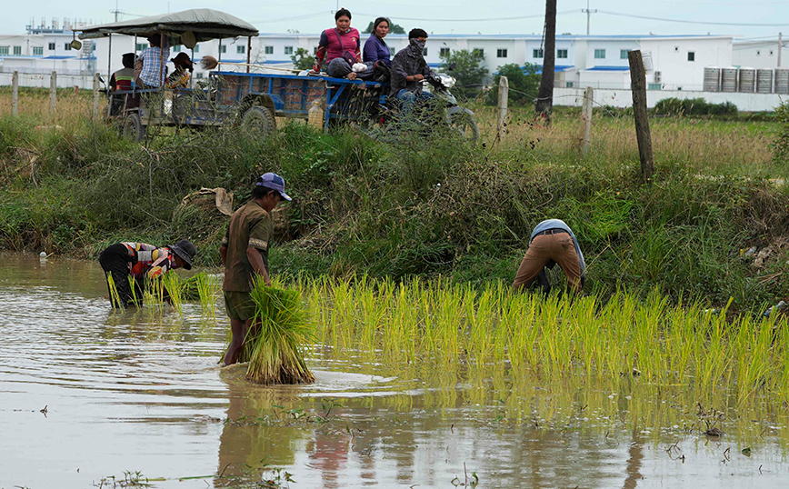 Εργαζόμενοι σε καζίνο στην Καμπότζη επέστρεψαν κολυμπώντας στη χώρα τους για να γλιτώσουν από την «κόλαση»