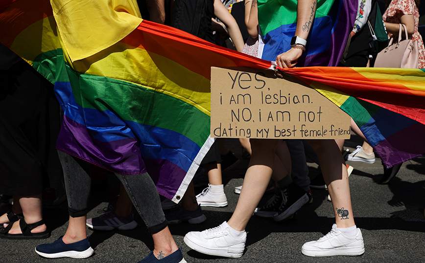 Διώξεις ομοφυλόφιλων στη Ρωσία &#8211; Στο ψυχιατρείο επειδή τραγουδούσε σε γκέι κλαμπ τον εθνικό ύμνο