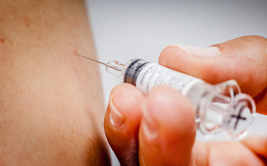 Πλεύρης και Θεμιστοκλέους κατά Όθωνα Ηλιόπουλου για τα στοιχεία για τον εμβολιασμό