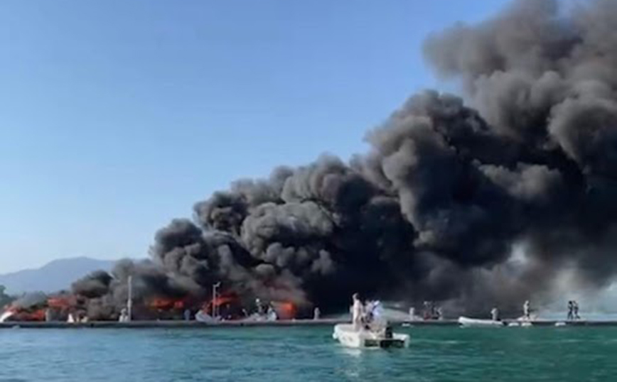 Κέρκυρα: Τυλίχτηκαν στις φλόγες 4 ιστιοπλοϊκά στη μαρίνα των Γουβιών