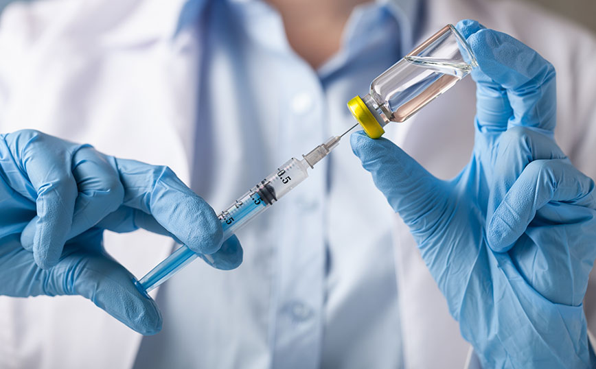 Κρούει τον κώδωνα του κινδύνου ο ΠΟΥ: Απίστευτα χαμηλά ποσοστά εμβολιασμού κατά κορονοϊού και γρίπης, ενώ τα κρούσματα αυξάνονται