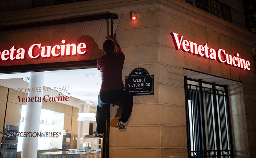 Αθλητές παρκούρ σβήνουν τα φώτα σε μαγαζιά στο Παρίσι &#8211; Η κίνηση «Lights Off» που στοχεύει την ενεργειακή κρίση