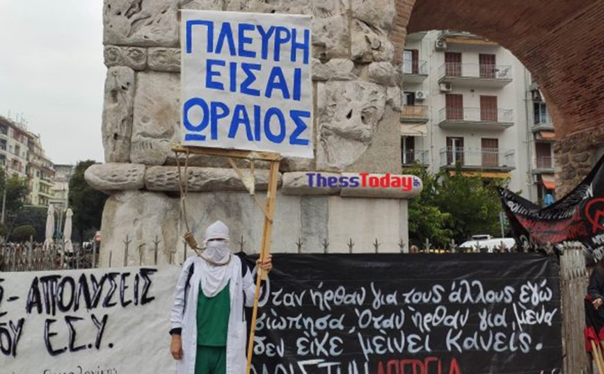 Γενική απεργία &#8211; Θεσσαλονίκη: Διαδηλωτής με κουκούλα, θηλιά και πλακάτ για τον Θάνο Πλεύρη
