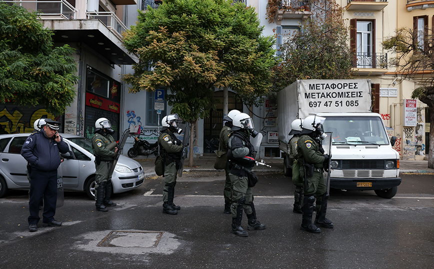 Θεσσαλονίκη: Οκτώ προσαγωγές και τέσσερις συλλήψεις κατά την επιχείρηση εκκένωσης της κατάληψης Mundo Nuevo