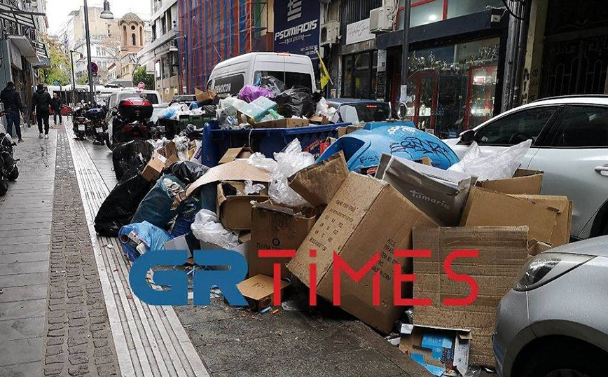 Λόφοι τα σκουπίδια στη Θεσσαλονίκη: Γέμισαν οι δρόμοι με 1.200-1.400 τόνους