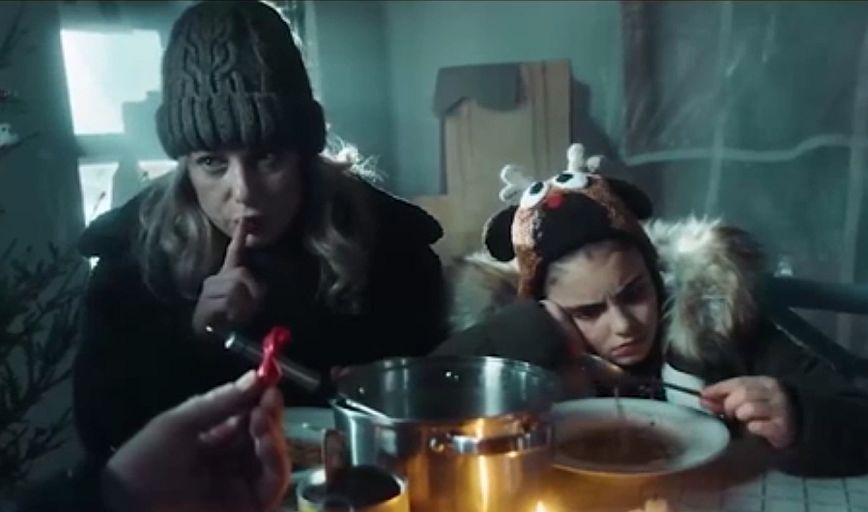 Ρωσική Χριστουγεννιάτικη διαφήμιση το τερμάτισε: Δείχνει ξεπαγιασμένους Ευρωπαίους να τρώνε χάμστερ &#8211; Δείτε το βίντεο