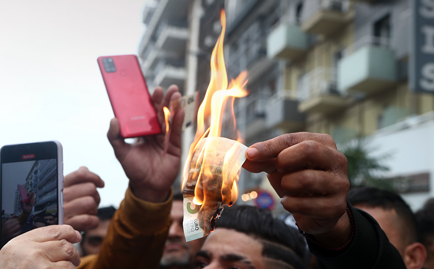 Θεσσαλονίκη: Ρομά έκαψαν χαρτονομίσματα έξω από τα Δικαστήρια για τον πυροβολισμό του 16χρονου