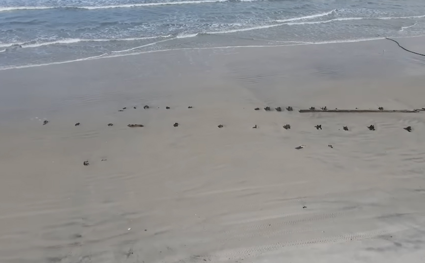 Το μυστηριώδες αντικείμενο μήκους 24 μέτρων σε παραλία, οι θεωρίες και η απάντηση των ειδικών