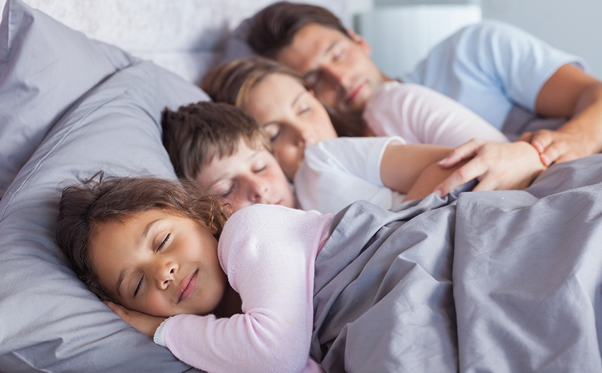 Κοιμάται στο ίδιο κρεβάτι με τα παιδιά της, 10 και 12 ετών – Η απάντησή της σε όσους το βρίσκουν… περίεργο
