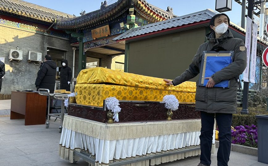 Χάος στην Κίνα από τον κορονοϊό: Αναμονή στις κηδείες έως τα μέσα Ιανουαρίου &#8211; «Το σύστημα έχει παραλύσει»