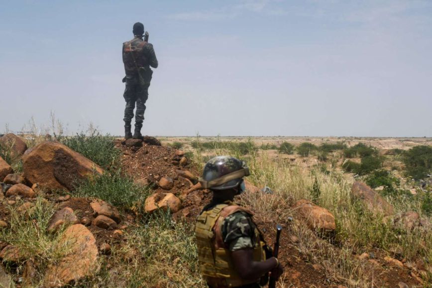 Τουλάχιστον δέκα στρατιώτες σκοτώθηκαν σε επίθεση τζιχαντιστών στα σύνορα του Νίγηρα με το Μάλι