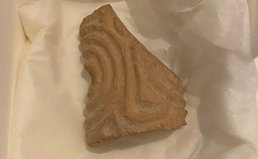 Ο μοναδικός πήλινος σφραγιδοκύλινδρος της Ασίνης επανενώνεται στο Αρχαιολογικό Μουσείο Ναυπλίου μετά από 100 χρόνια