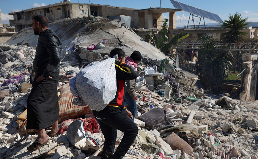 Συρία: Στο Χαλέπι σκάβουν με τα χέρια για βρουν επιζώντες &#8211; Ανοίγουν νέους τάφους για τα θύματα