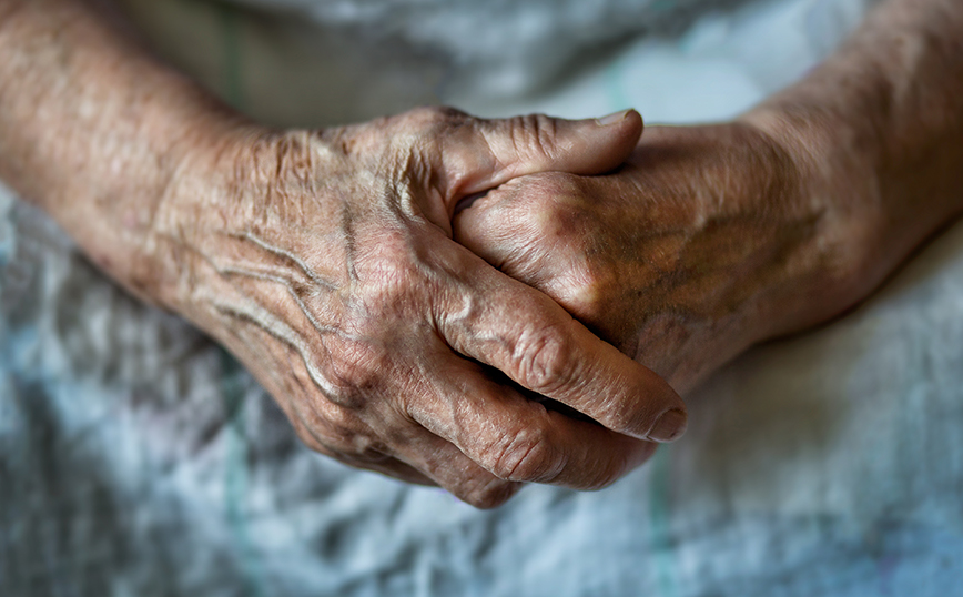 Νύχτα τρόμου για 82χρονη στον Ορχομενό &#8211; Ληστής εισέβαλε στο σπίτι της και την πλάκωσε στις μπουνιές