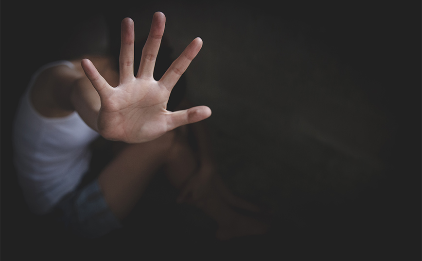 Ηράκλειο: 18χρονη κατήγγειλε ομαδικό βιασμό από τον πρώην σύντροφό της και έναν ακόμα φίλο της