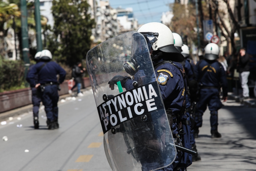 Ελεύθερος ο αστυνομικός που συνελήφθη μετά τον πυροβολισμό έξω από την ΑΣΟΕΕ
