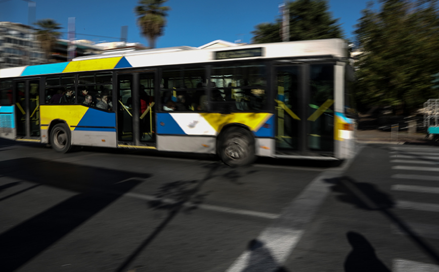 Επίθεση με γλάστρα σε λεωφορείο με επιβάτες &#8211; Τι λέει ο οδηγός: «Τρομοκρατήθηκα και ενημέρωσα κατευθείαν την αστυνομία»