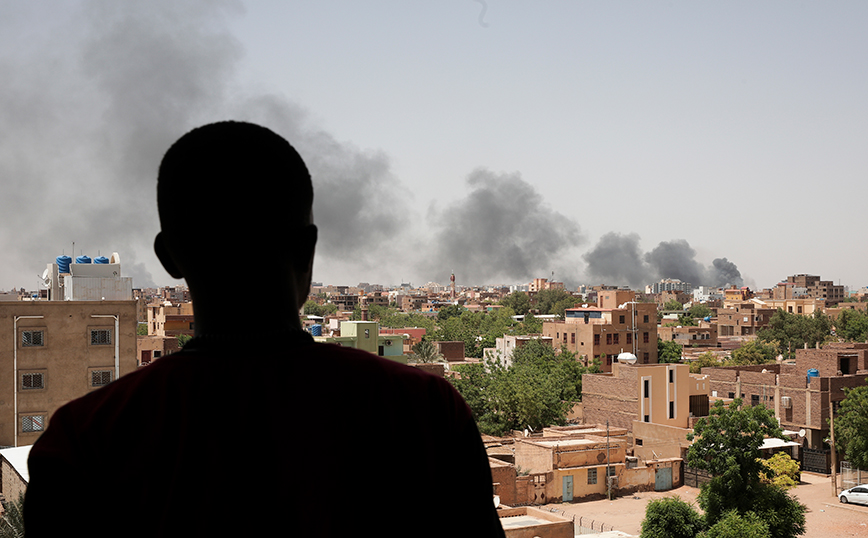 Μαίνονται οι μάχες στο Σουδάν &#8211; Η συμφωνία για κατάπαυση του πυρός τηρείται «εν μέρει»